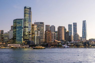 Sydney şehir manzarası ve iş merkezi manzarası. Sydney, Yeni Güney Galler ve Avustralya 'nın başkenti ve en büyük şehridir..