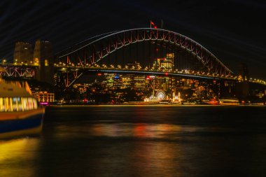 Sydney Limanı Köprüsü 'nde gece görüşü. Köprü 1932 'de açıldı ve dünyanın en uzun çelik kemerli köprüsü..
