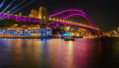 Sydney Limanı Köprüsü 'nde gece görüşü. Köprü 1932 'de açıldı ve dünyanın en uzun çelik kemerli köprüsü..