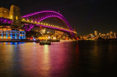 Sydney Limanı Köprüsü 'nde gece görüşü. Köprü 1932 'de açıldı ve dünyanın en uzun çelik kemerli köprüsü..