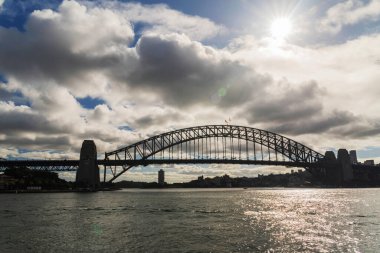 Sydney Limanı Köprüsü 'nün manzarası çok güzel. Köprü 1932 'de açıldı ve dünyanın en uzun çelik kemerli köprüsü..