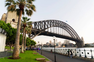 Sydney Limanı Köprüsü 'nün manzarası çok güzel. Köprü 1932 'de açıldı ve dünyanın en uzun çelik kemerli köprüsü..