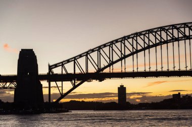 Gün batımında Sydney Limanı Köprüsü 'nde muhteşem bir manzara. Köprü 1932 'de açıldı ve dünyanın en uzun çelik kemerli köprüsü..