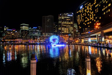 Darling Limanı 'nda muhteşem bir gece manzarası. Darling Harbour Sidney, New South Wales, Avustralya 'da büyük bir eğlence ve turizm merkezidir..