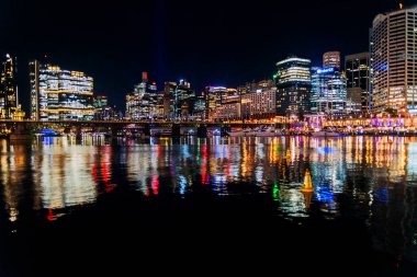 Darling Limanı 'nda muhteşem bir gece manzarası. Darling Harbour Sidney, New South Wales, Avustralya 'da büyük bir eğlence ve turizm merkezidir..