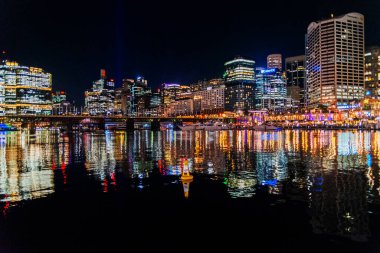 Darling Limanı 'nda muhteşem bir gece manzarası. Darling Harbour Sidney, New South Wales, Avustralya 'da büyük bir eğlence ve turizm merkezidir..