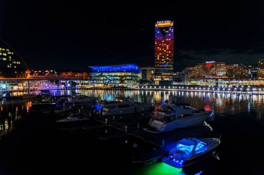 Darling Limanı 'nda muhteşem bir gece manzarası. Darling Harbour Sidney, New South Wales, Avustralya 'da büyük bir eğlence ve turizm merkezidir..