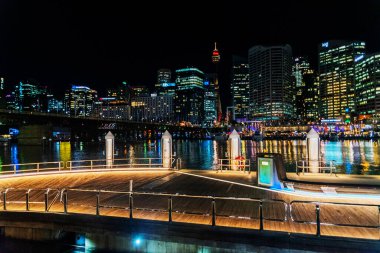 Darling Limanı 'nda muhteşem bir gece manzarası. Darling Harbour Sidney, New South Wales, Avustralya 'da büyük bir eğlence ve turizm merkezidir..