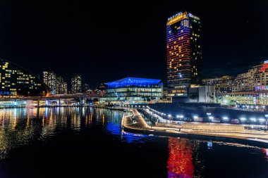 Darling Limanı 'nda muhteşem bir gece manzarası. Darling Harbour Sidney, New South Wales, Avustralya 'da büyük bir eğlence ve turizm merkezidir..