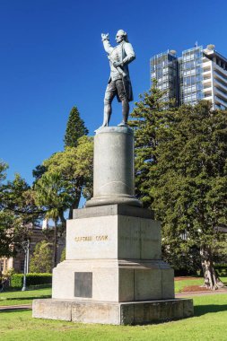 Avustralya, Sydney 'deki Hyde Park' ta Kaptan James Cook 'un bronz heykeli. Heykel 1879 'da açıldı..