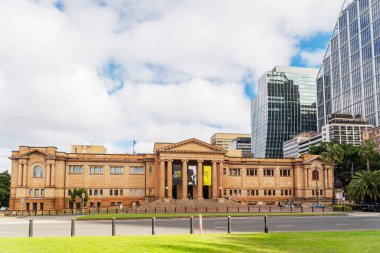 Sydney 'deki Yeni Güney Galler Eyalet Kütüphanesi binası. Avustralya 'daki en eski kütüphane koleksiyonlarını barındırır ve 1869 yılında kurulmuştur..