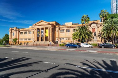 Sydney 'deki Yeni Güney Galler Eyalet Kütüphanesi binası. Avustralya 'daki en eski kütüphane koleksiyonlarını barındırır ve 1869 yılında kurulmuştur..