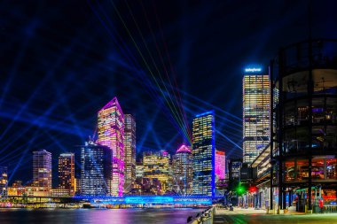 Sydney şehir manzarası ve merkez iş bölgesi hakkında aydınlatılmış gece görüşü. Sydney, Yeni Güney Galler ve Avustralya 'nın başkenti ve en büyük şehridir..