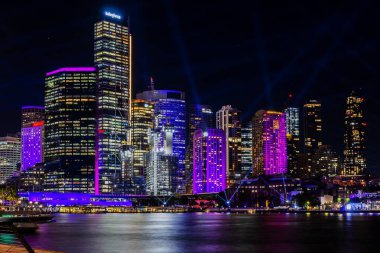 Sydney şehir manzarası ve merkez iş bölgesi hakkında aydınlatılmış gece görüşü. Sydney, Yeni Güney Galler ve Avustralya 'nın başkenti ve en büyük şehridir..