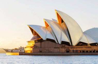 Gün doğumunda Sydney Opera Binası 'nın ayırt edici binası. Sidney, New South Wales, Avustralya 'daki en ünlü turistik merkezdir..