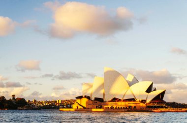 Gün batımında Sydney Opera Binası 'nın ayırt edici binası. Sidney, New South Wales, Avustralya 'daki en ünlü turistik merkezdir..
