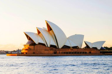 Gün doğumunda Sydney Opera Binası 'nın ayırt edici binası. Sidney, New South Wales, Avustralya 'daki en ünlü turistik merkezdir..