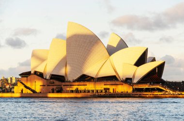 Gün batımında Sydney Opera Binası 'nın ayırt edici binası. Sidney, New South Wales, Avustralya 'daki en ünlü turistik merkezdir..
