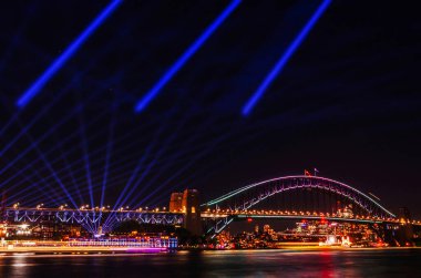 Sydney Limanı Köprüsü 'nün gece görüşü. Köprü 1932 'de açıldı ve dünyanın en uzun çelik kemerli köprüsü..
