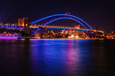Sydney Limanı Köprüsü 'nün gece görüşü. Köprü 1932 'de açıldı ve dünyanın en uzun çelik kemerli köprüsü..