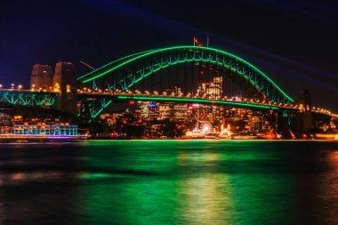 Sydney Limanı Köprüsü 'nün gece görüşü. Köprü 1932 'de açıldı ve dünyanın en uzun çelik kemerli köprüsü..