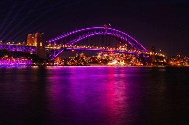 Sydney Limanı Köprüsü 'nün gece görüşü. Köprü 1932 'de açıldı ve dünyanın en uzun çelik kemerli köprüsü..