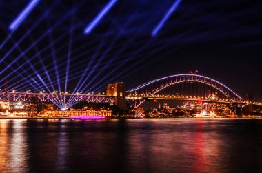 Sydney Limanı Köprüsü 'nün gece görüşü. Köprü 1932 'de açıldı ve dünyanın en uzun çelik kemerli köprüsü..