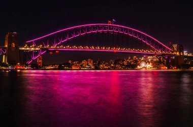 Sydney Limanı Köprüsü 'nün gece görüşü. Köprü 1932 'de açıldı ve dünyanın en uzun çelik kemerli köprüsü..