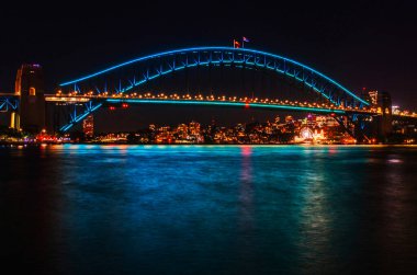 Sydney Limanı Köprüsü 'nün gece görüşü. Köprü 1932 'de açıldı ve dünyanın en uzun çelik kemerli köprüsü..