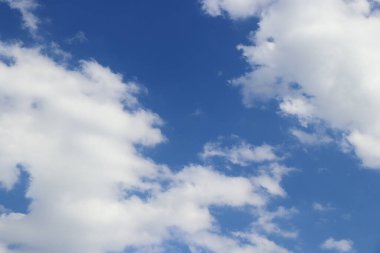 dramatik bulutlu mavi gökyüzü cennet havası