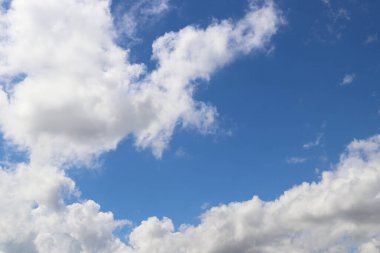 dramatik bulutlu mavi gökyüzü cennet havası