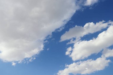 dramatik bulutlu mavi gökyüzü cennet havası