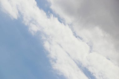 dramatik bulutlu mavi gökyüzü cennet havası