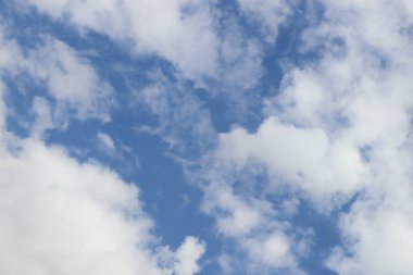 dramatik bulutlu mavi gökyüzü cennet havası