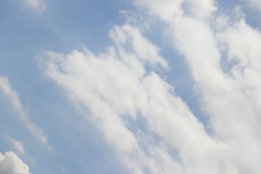 dramatik bulutlu mavi gökyüzü cennet havası