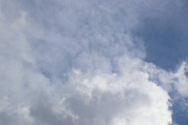 dramatik bulutlu mavi gökyüzü cennet havası