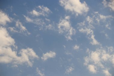 dramatik bulutlu mavi gökyüzü cennet havası