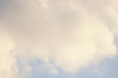 dramatik bulutlu mavi gökyüzü cennet havası