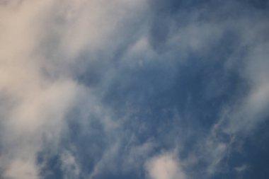 dramatik bulutlu mavi gökyüzü cennet havası