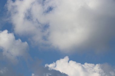 dramatik bulutlu mavi gökyüzü cennet havası