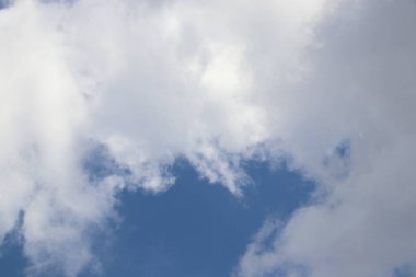 dramatik bulutlu mavi gökyüzü cennet havası