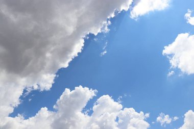 dramatik bulutlu mavi gökyüzü cennet havası