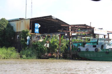 Kırık kenar mahalle gecekondu mahalleleri şehir binaları