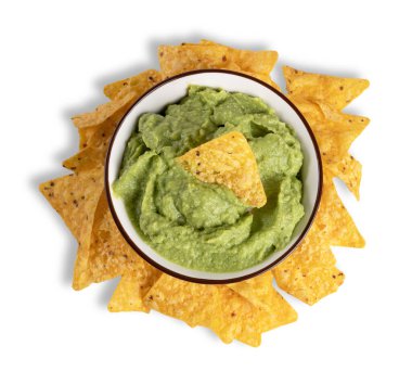 Beyaz arka planda izole edilmiş guacamole ve nachos ile kase