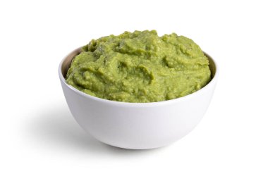 Avokado soslu kase beyaz arka planda izole.