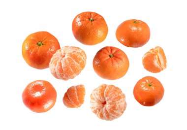 Beyaz arkaplandan izole edilmiş taze mandalinalar.