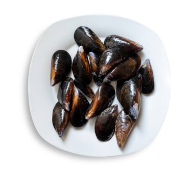 Pişmemiş midyeler beyaz arkaplanda izole edilmiş, üst görünüm