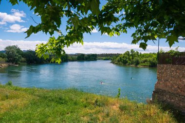 Miravet, Katalonya 'dan Ebro Nehri manzarası. İspanya