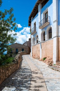 Taş cadde, büyüleyici eski bir kasabada.