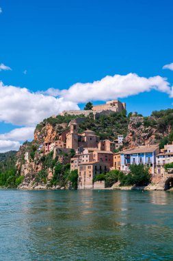 Ebro nehri boyunca akan güzel Miravet kasabası.